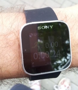 Sony Smartwatch mit Endomondo App und spiegelndem Display